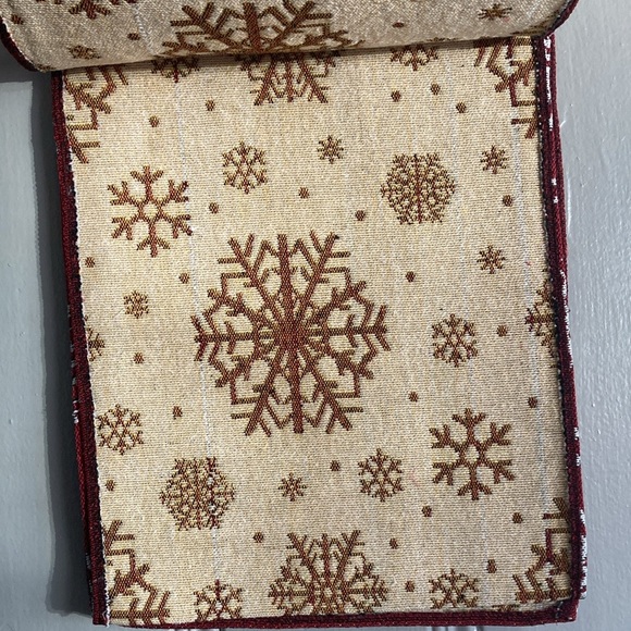 NWT Beautiful Red & White Snowflakes ❄️ Holiday Tapestry Table Runner 70x13 - Picture 11 of 14